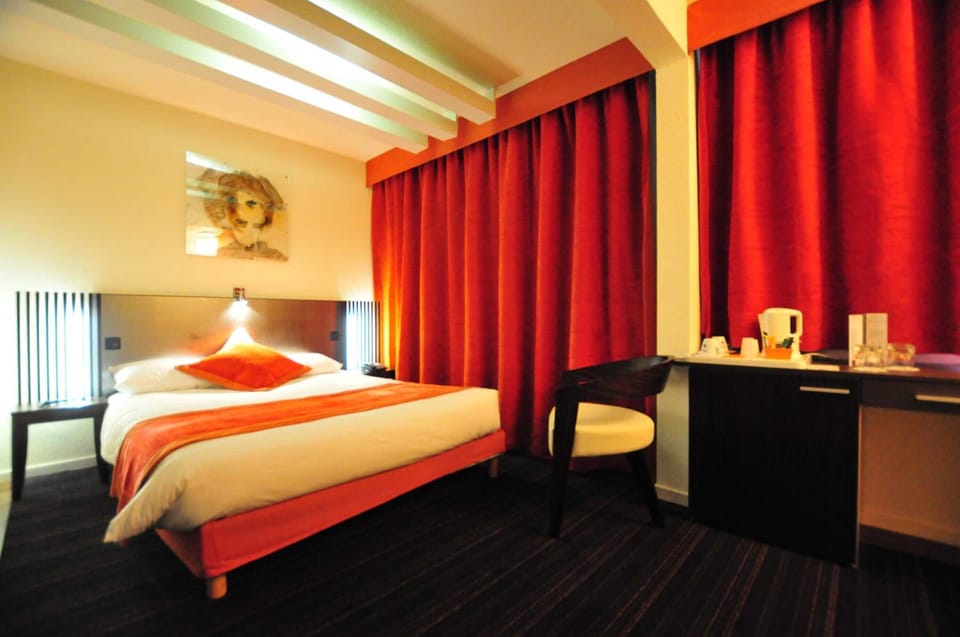 Executive Double Room | Minibar, desk, blackout drapes, soundproofing