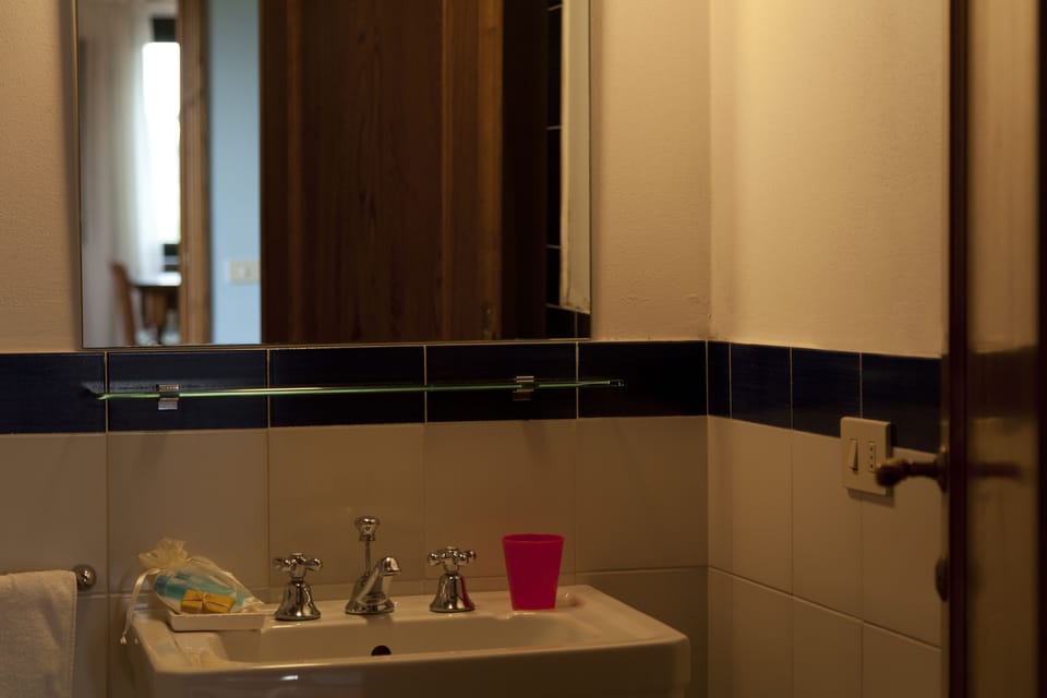 Bathroom sink