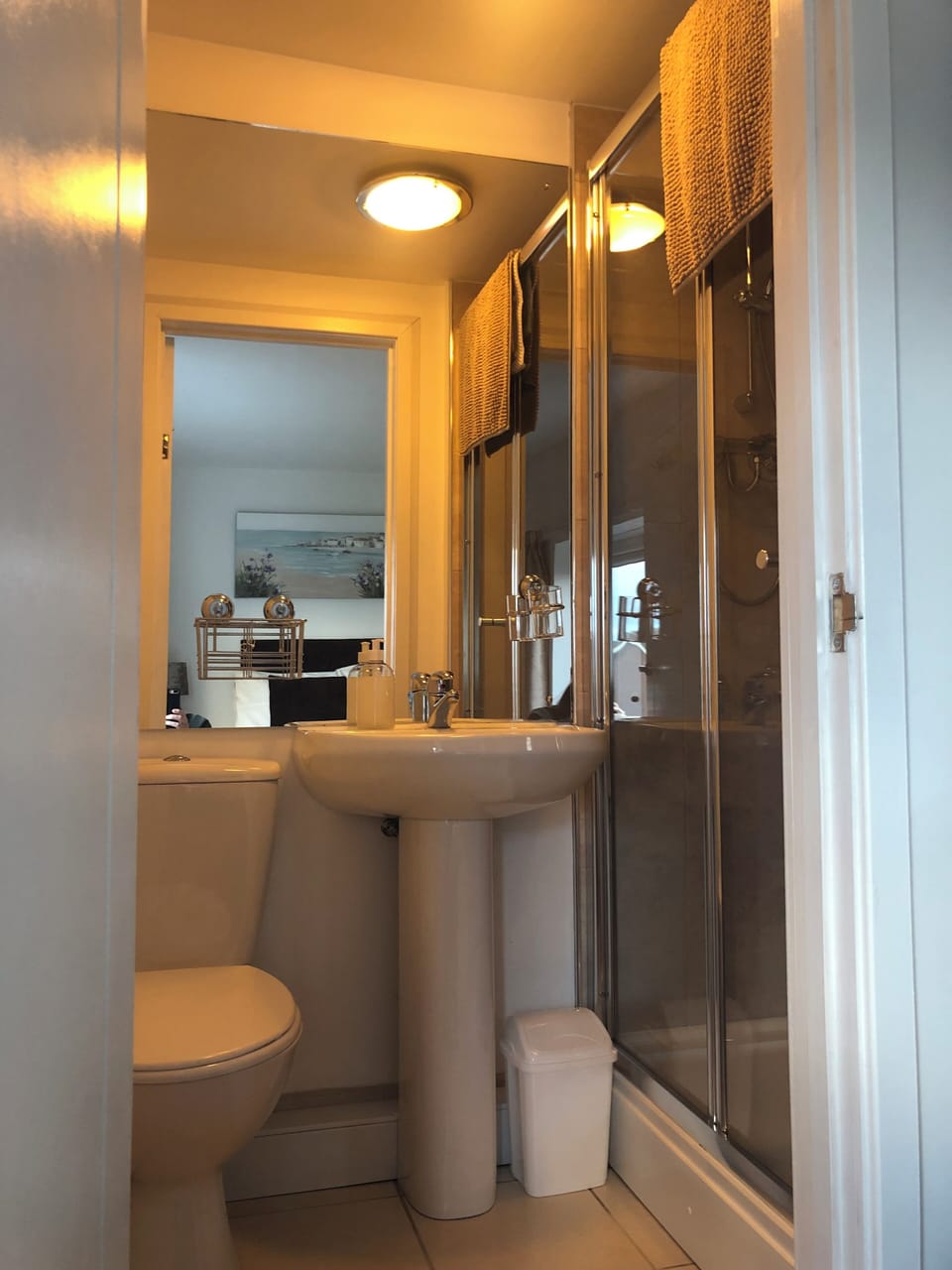 Basic Double Room | Bathroom | Shower, hair dryer, towels