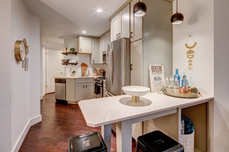 Well-equipped kitchen with modern essentials and clean design.