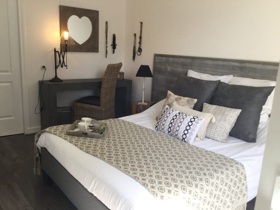 Double Room (1) | Minibar, individually decorated, desk, laptop workspace