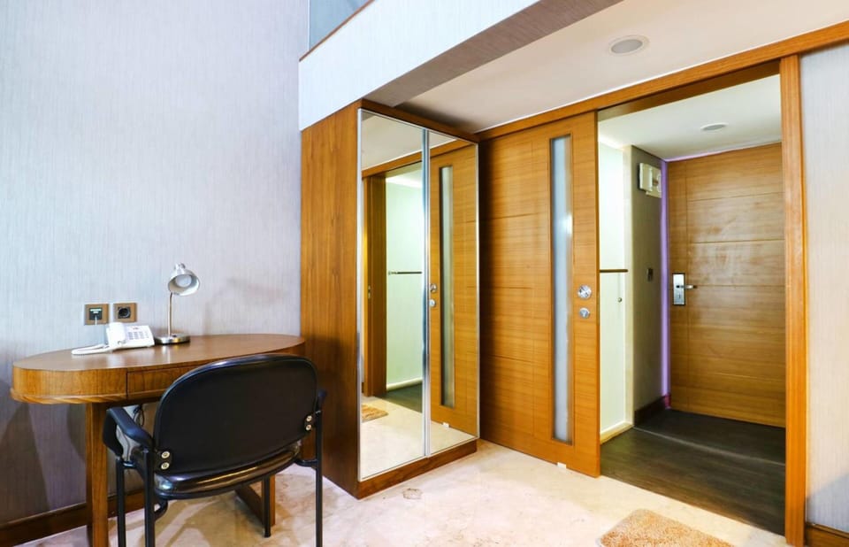 Standard Loft | In-room safe, desk, blackout drapes, soundproofing