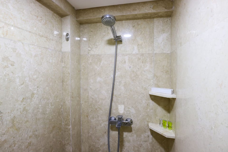 Standard Loft | Bathroom | Shower, free toiletries, towels