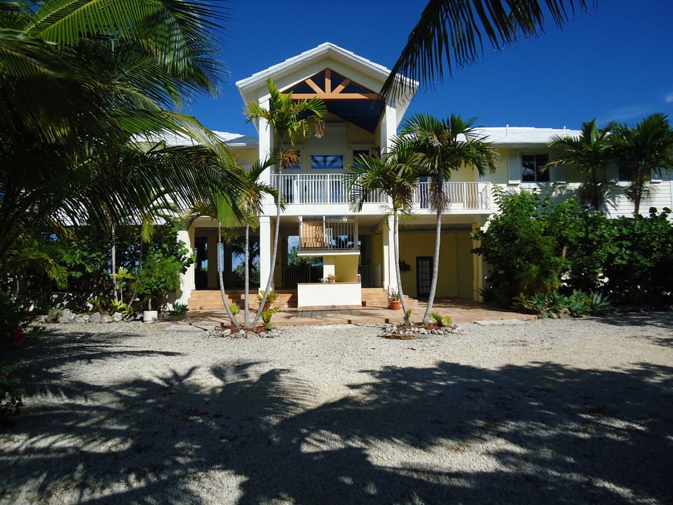 VILLA LA PALOMA FROM THE STREET 