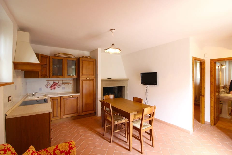 Room, Property, Furniture, Building, Interior Design, House, Floor, Ceiling, Real Estate, Table