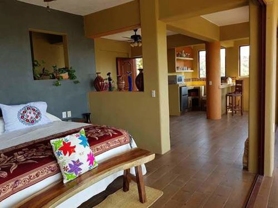 Deluxe Studio Suite, 1 King Bed, Non Smoking | Premium bedding, pillowtop beds, minibar, in-room safe