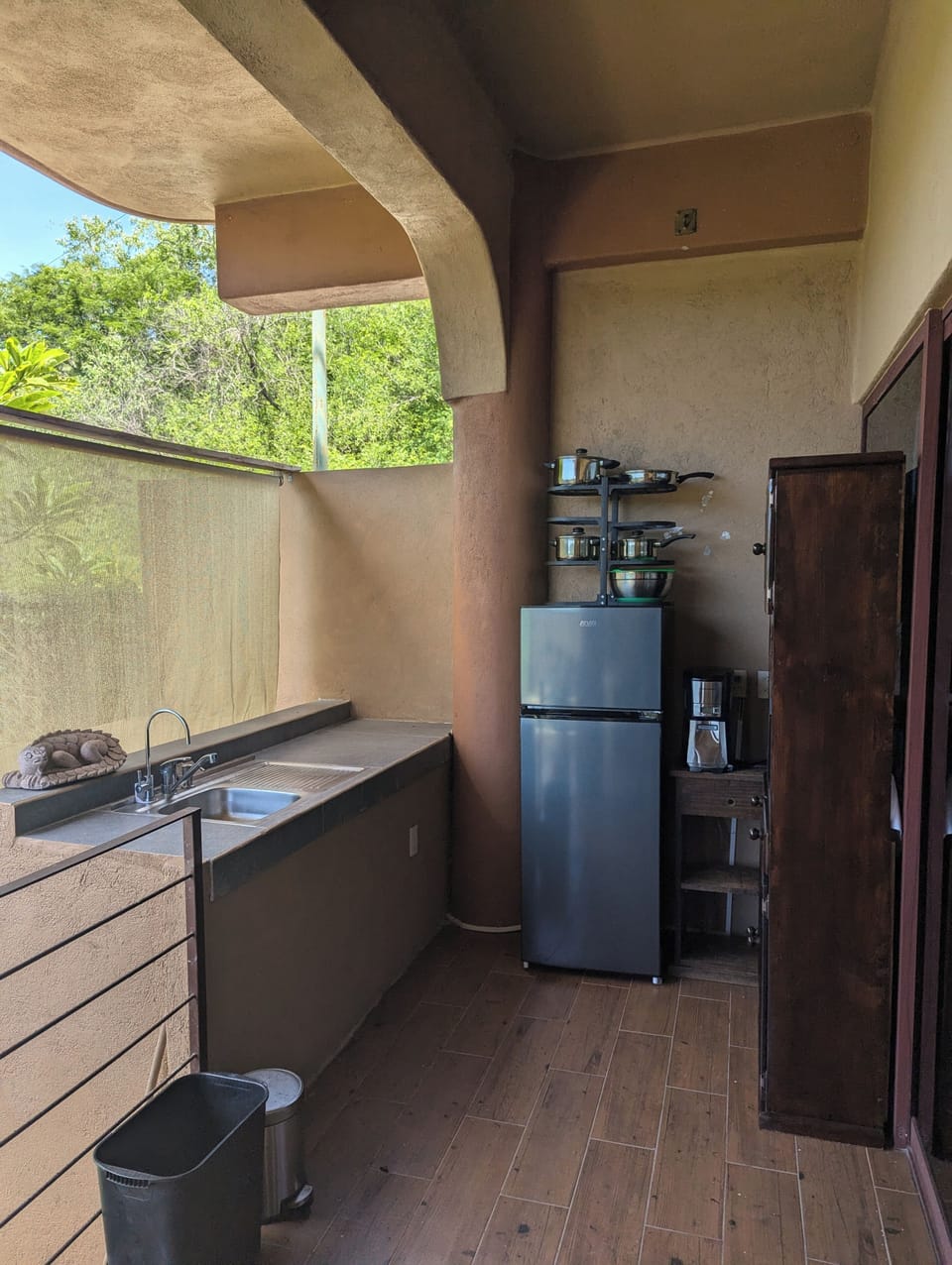 Comfort Room, 1 King Bed, Non Smoking | Private kitchenette | Mini-fridge, microwave, stovetop, coffee/tea maker