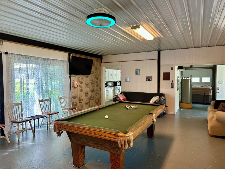 Pool Table
Entertainment Room