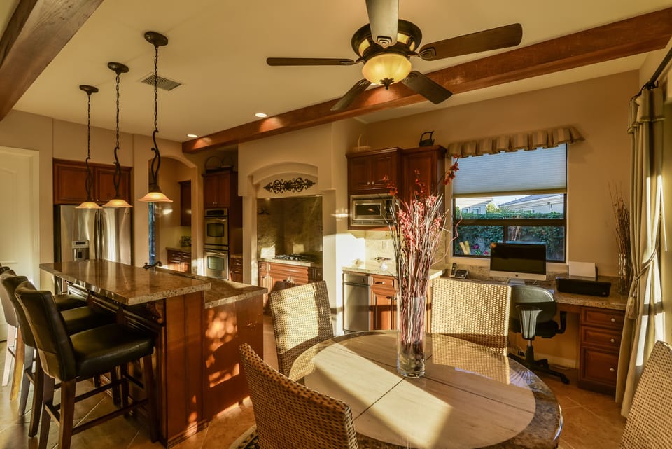 Breakfast nook / Desk area