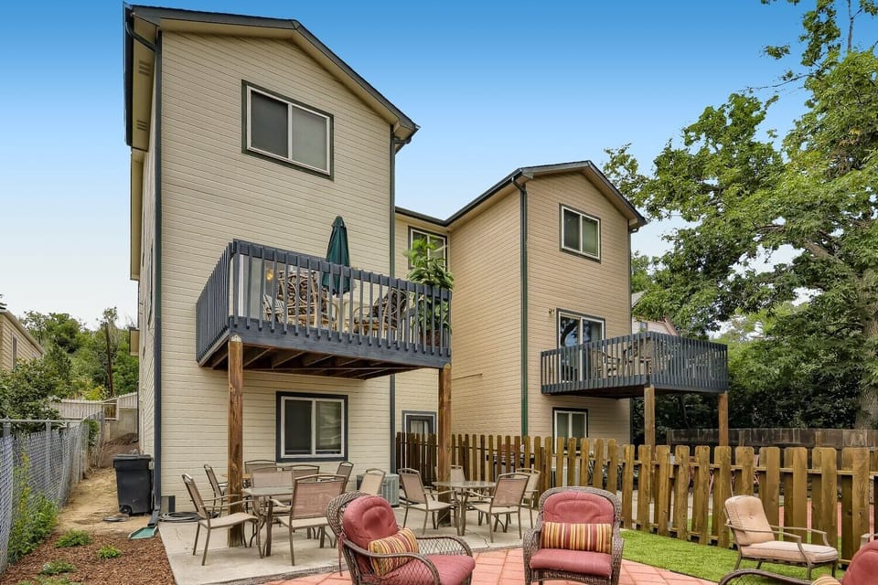Backyd w BBQ, dining seating and a fire pit w seating for 4.  Parking via alley.