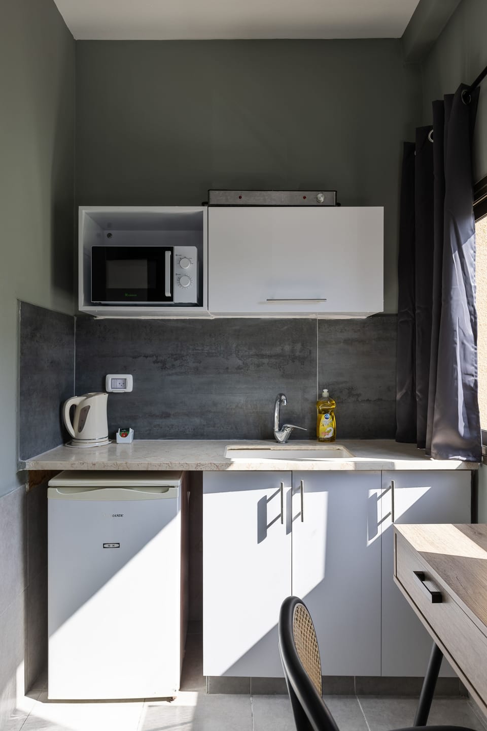 Studio | Private kitchen | Mini-fridge, microwave, stovetop, coffee/tea maker