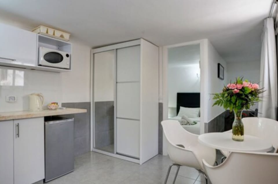 Suite | In-room safe, desk, laptop workspace, soundproofing