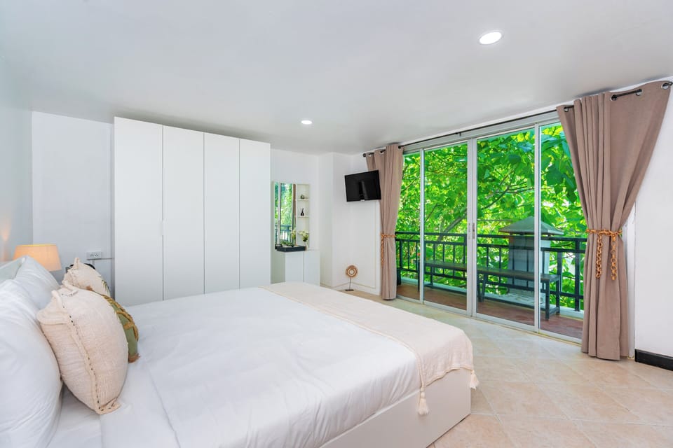 Premium Double Room | In-room safe, blackout drapes, WiFi (free), bed sheets
