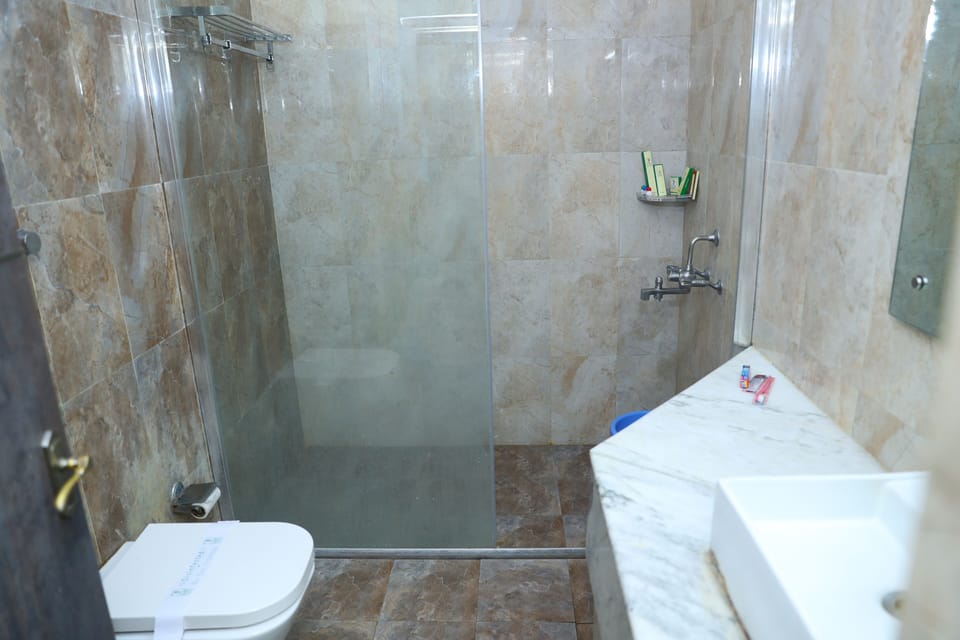 Executive Room, 2 Twin Beds, Non Smoking, River View | Bathroom | Shower, free toiletries, towels