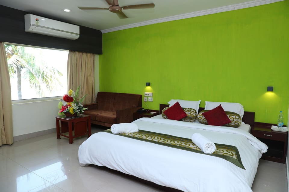 Deluxe Room (River Facing) | In-room safe, desk, free WiFi