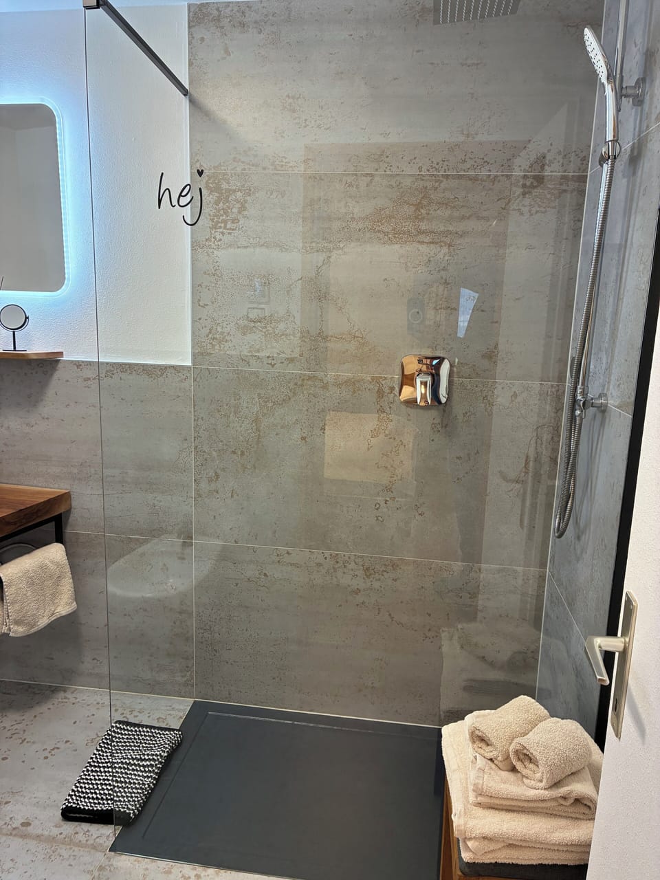 Apartment | Bathroom | Shower, free toiletries, hair dryer, towels