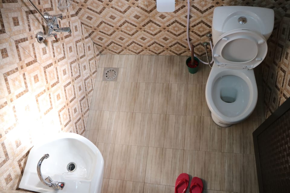 Double Room | Bathroom | Shower, rainfall showerhead, free toiletries, towels