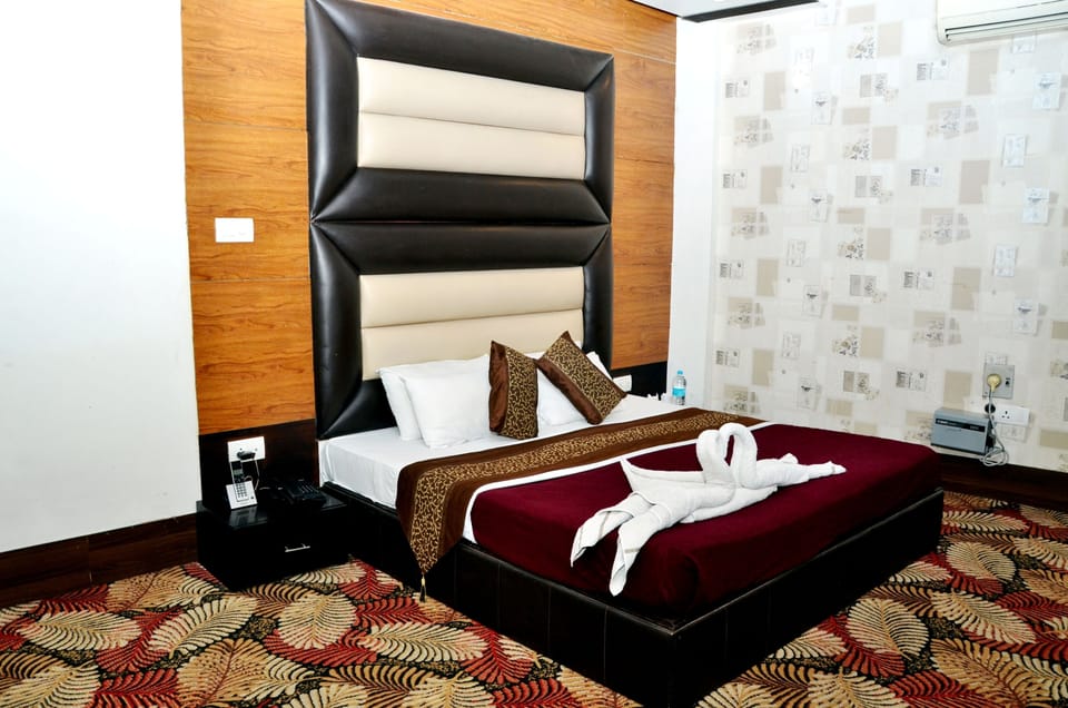 Luxury Double Room, 1 Queen Bed, Non Smoking | In-room safe, desk, soundproofing, iron/ironing board