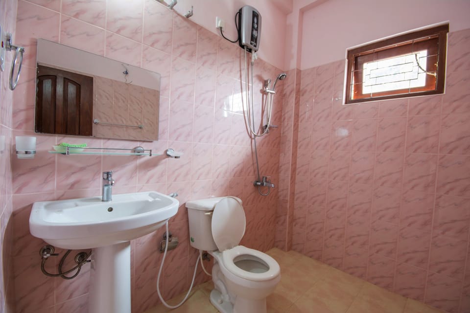 Standard Double Room | Bathroom | Shower, free toiletries, towels