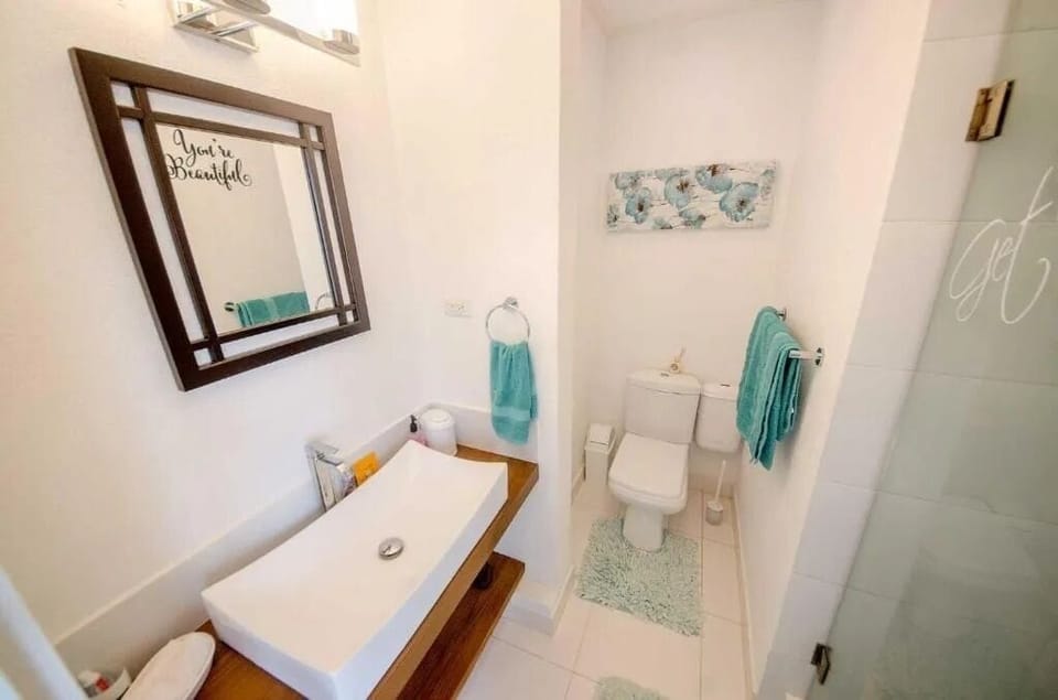 Classic Room, 1 Queen Bed, Pool View | Bathroom | Shower, rainfall showerhead, free toiletries, hair dryer