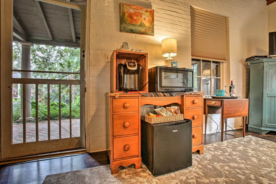 Kitchenette | Dishware & Flatware | Coffee Maker | Continental Breakfast