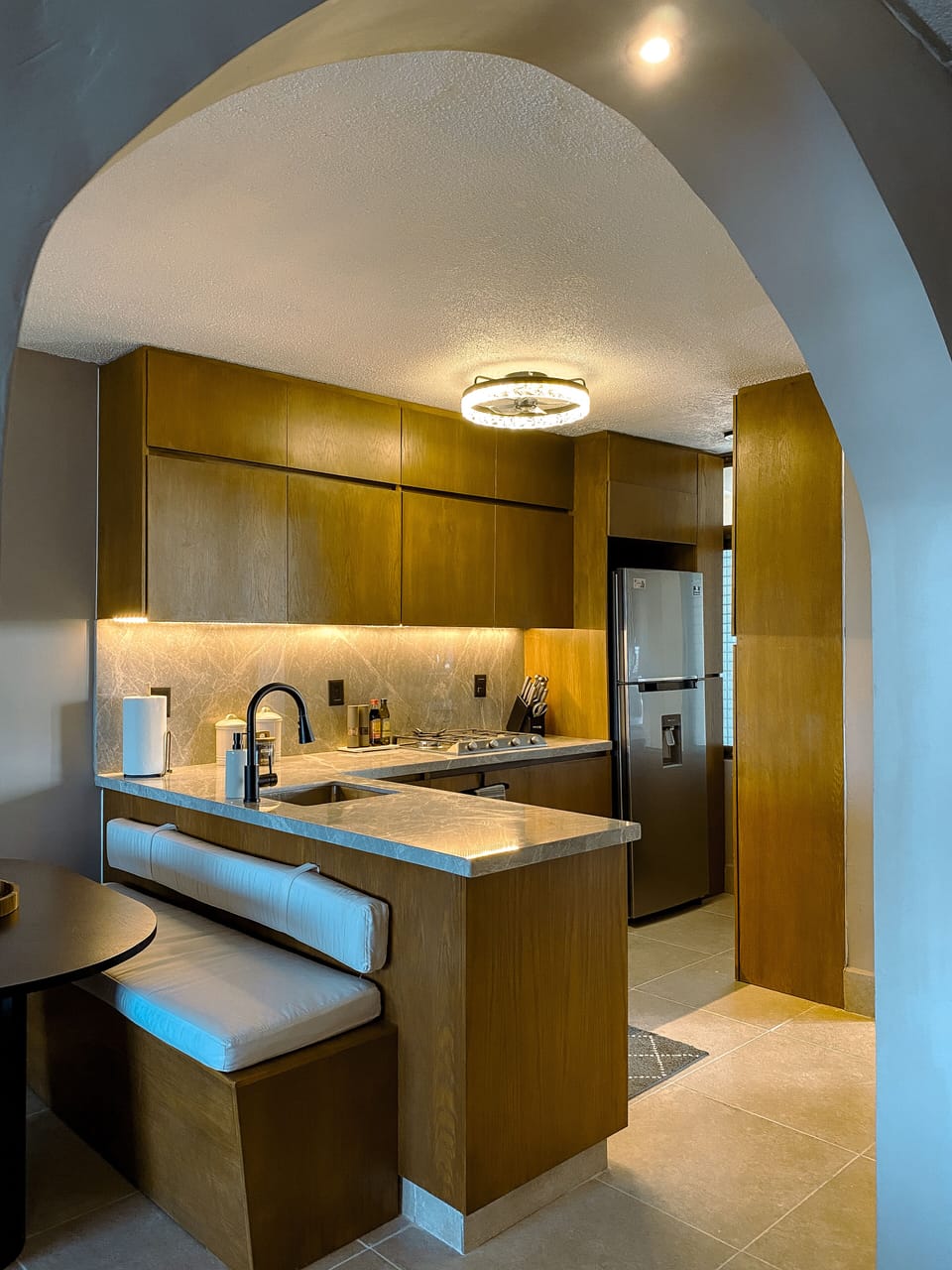 Fully equipped kitchen with banquette dinning area