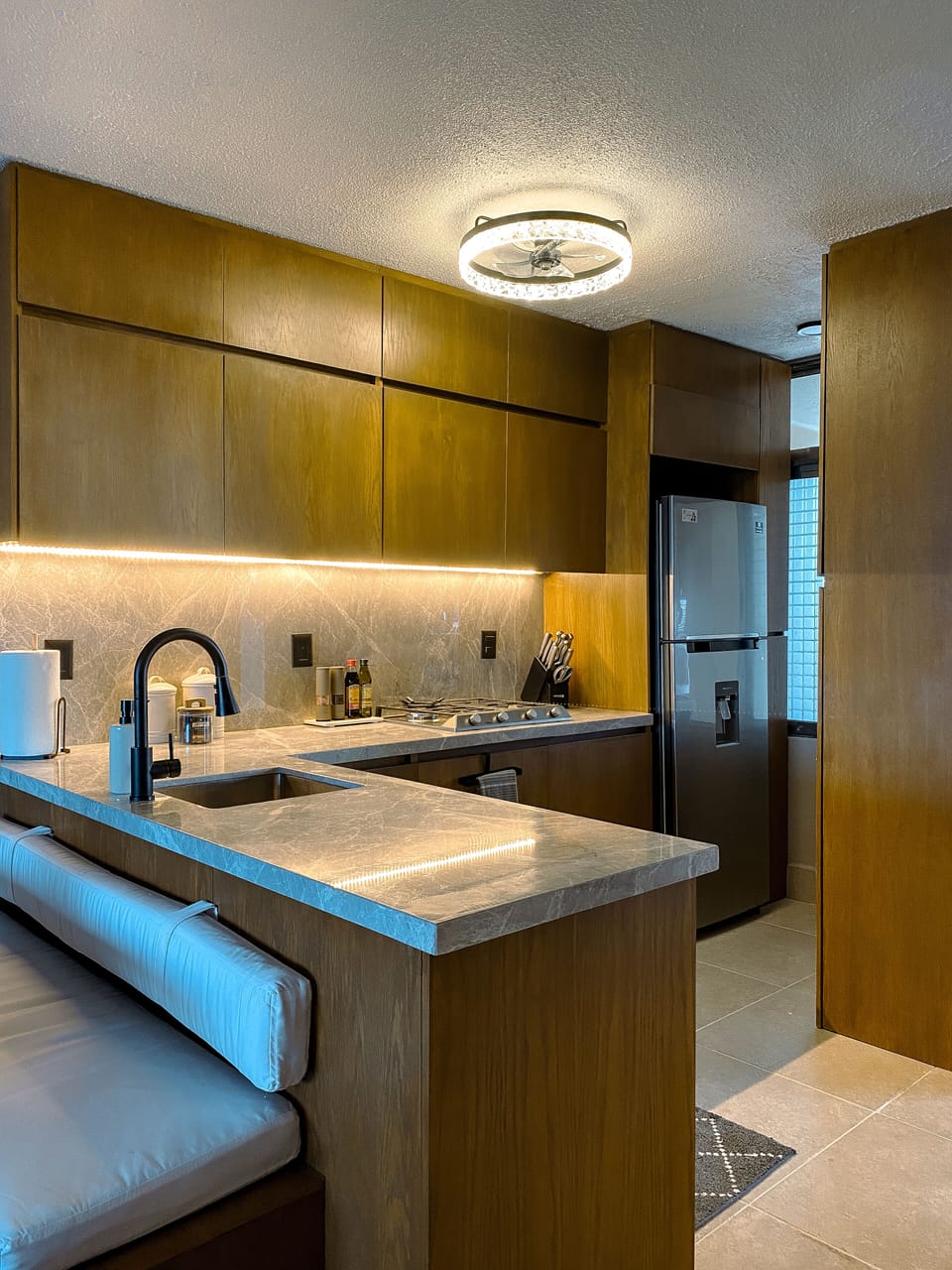 Fully equipped kitchen with banquette dinning area