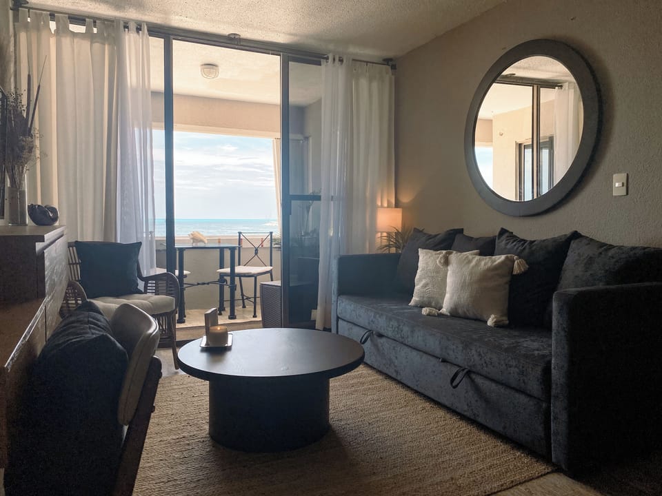 Living Room 
Sofa Bed 
TV (Netflix included) 
Ocean view
Walk out to balcony
