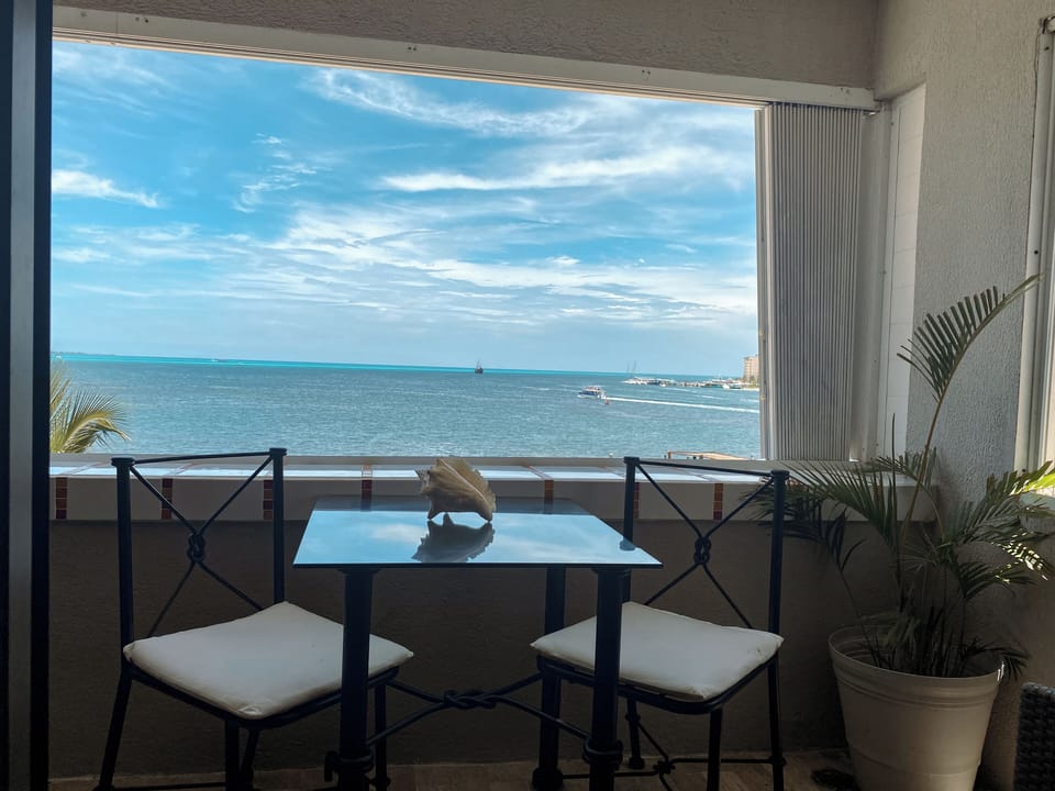 Private balcony 
4th Floor 
Ocean view 
Dinning table 
Lounge chairs 
