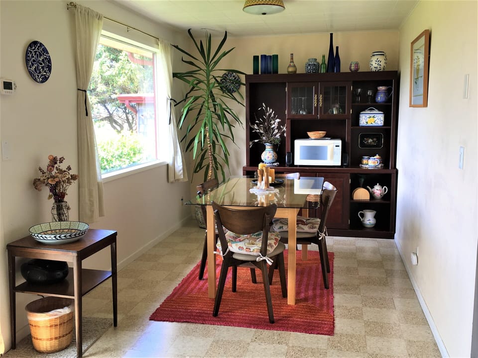 Dining area - seating for four people