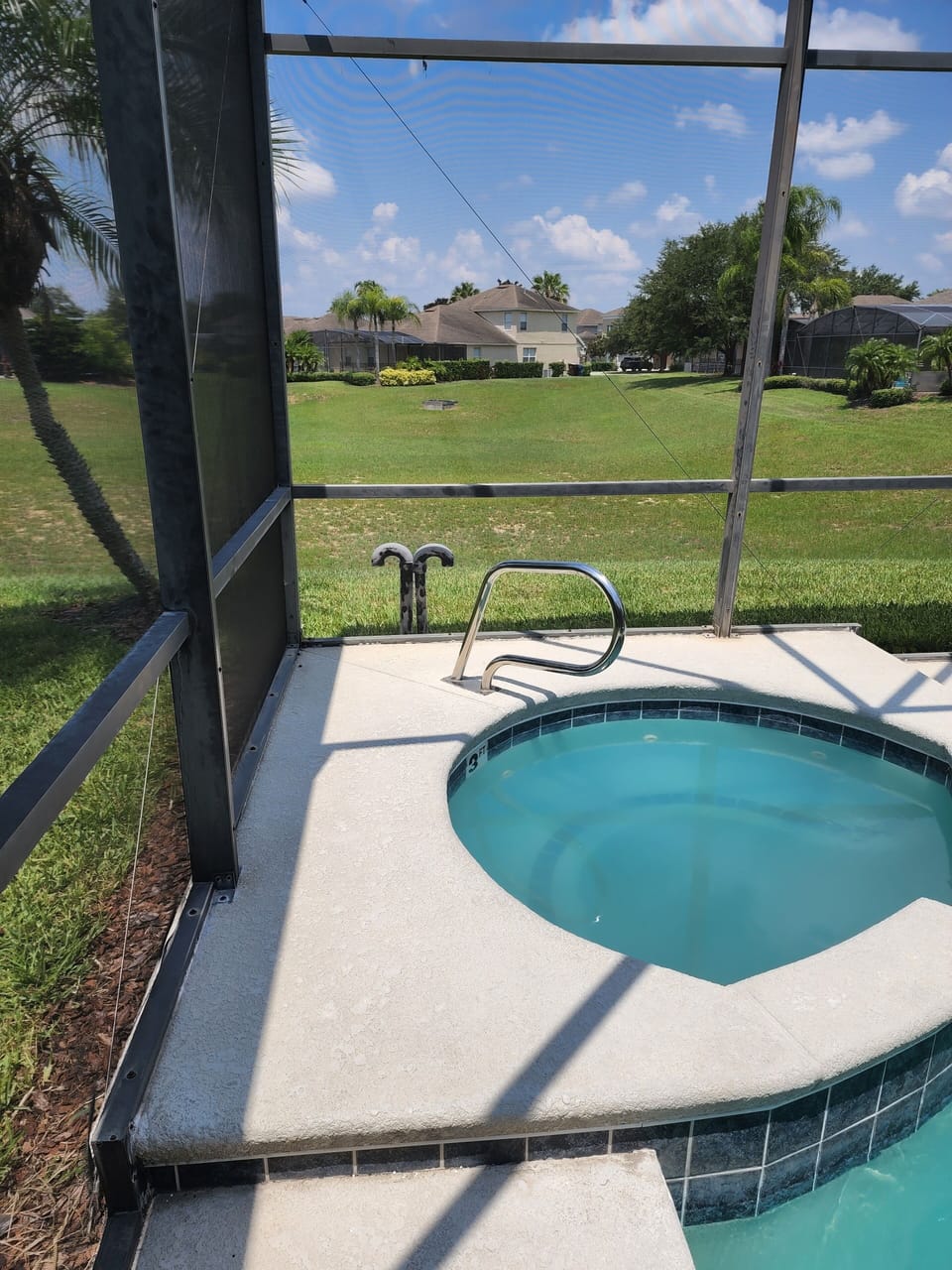 Has a nice spa support rail to help easily get in and out