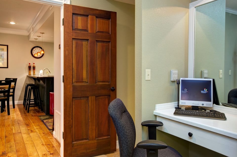 The 2nd master bedroom has a computer, color printer/scanner and a desk with everything you need from staples to envelopes, paper clips and USB thumb drives.  Yes, you can work (just a little) while you are vacationing here.