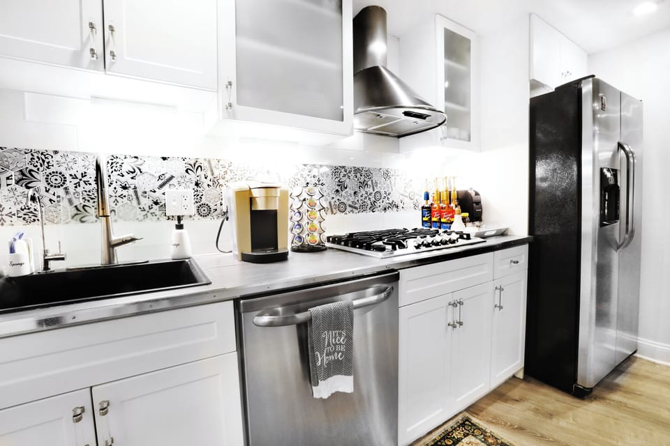 KITCHEN INCLUDES REVERSE OSMOSIS DRINKING WATER DISPENSER/SELECTION OF COFFEE