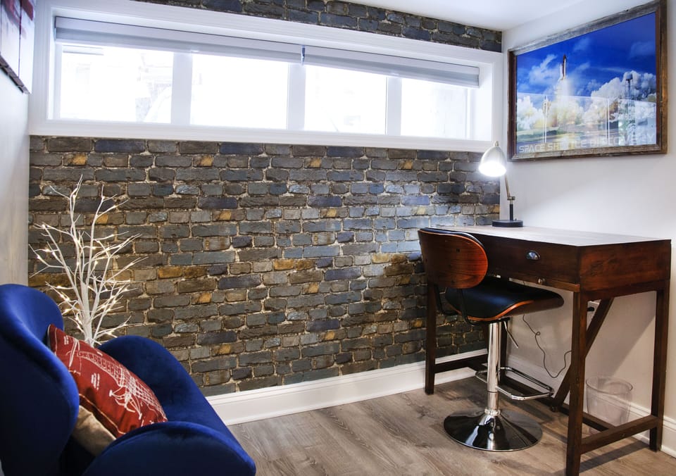 AIR AND SPACE BEDROOM
Daylight or night time views of bustling DC street life!