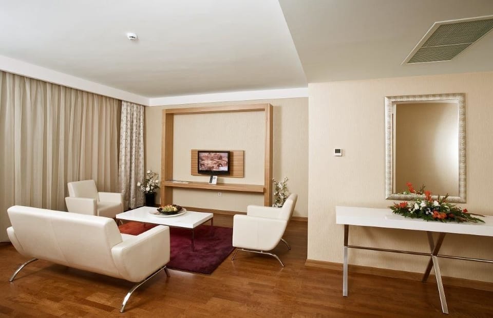 Junior Suite, 1 Queen Bed | Premium bedding, Select Comfort beds, minibar, in-room safe