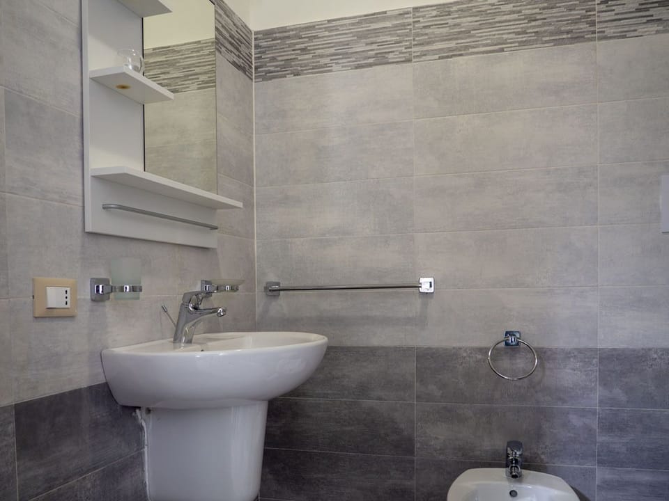 Standard Room, Ensuite, Garden View | Bathroom | Shower, rainfall showerhead, free toiletries, hair dryer
