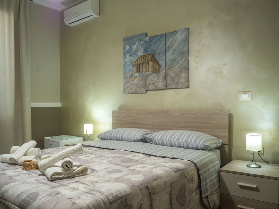 Standard Room, Ensuite, Garden View | Minibar, in-room safe, blackout drapes, soundproofing