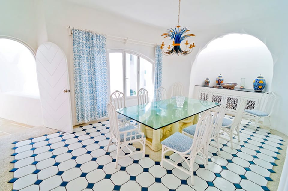 Indoor dining room - seats 10