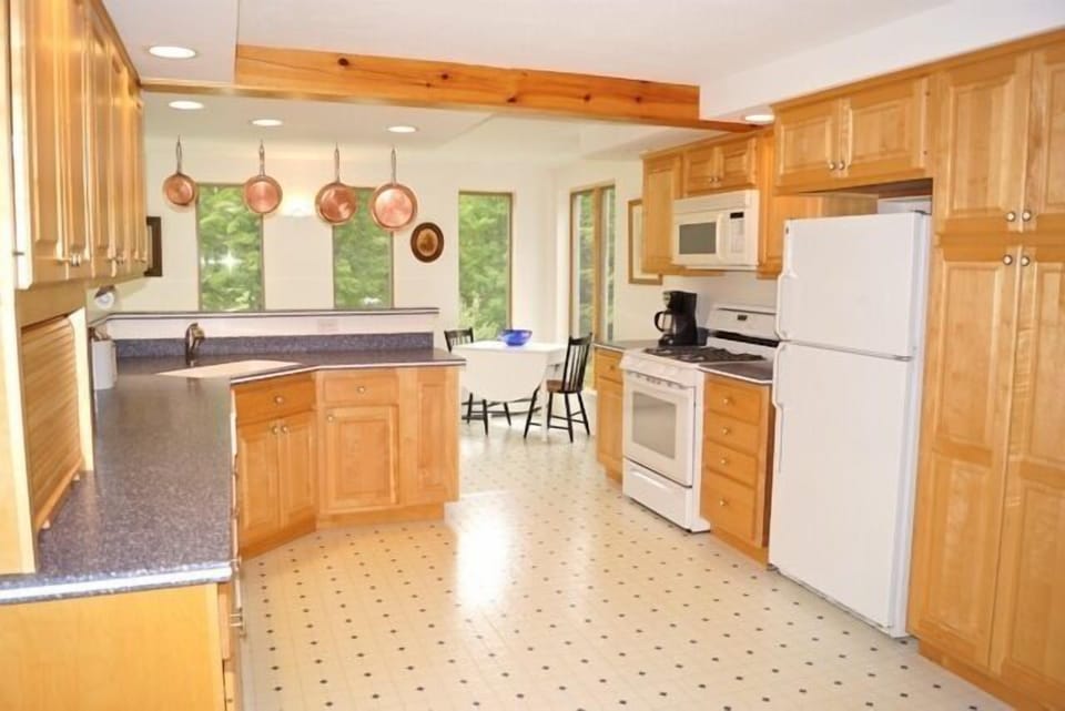 Updated Cook's Kitchen w/ Breakfast Nook