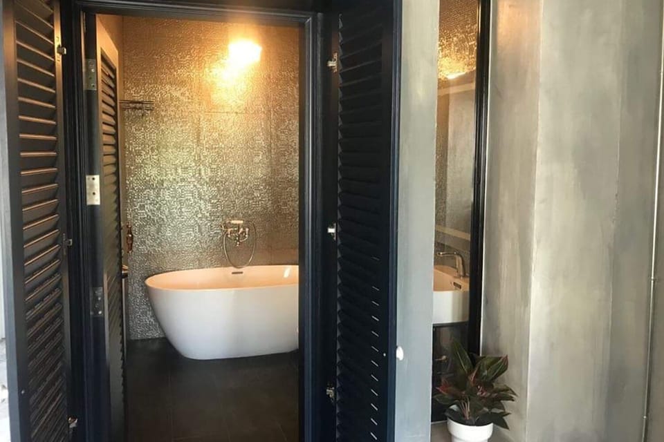 Deluxe Triple Room with Bathtub | Bathroom | Free toiletries, hair dryer, slippers, towels