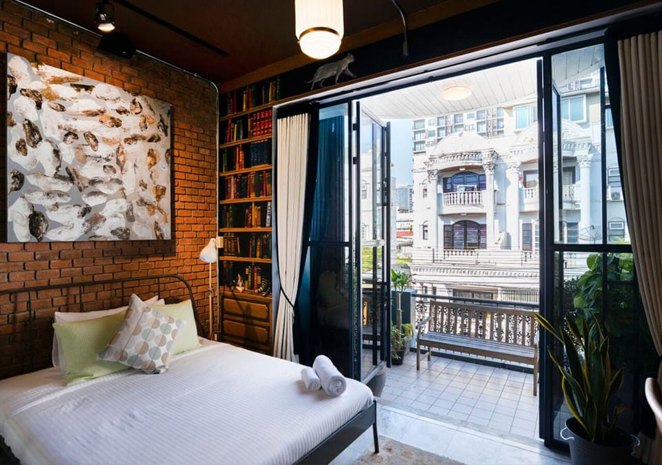 Deluxe Single Room, Balcony | In-room safe, individually decorated, individually furnished, desk