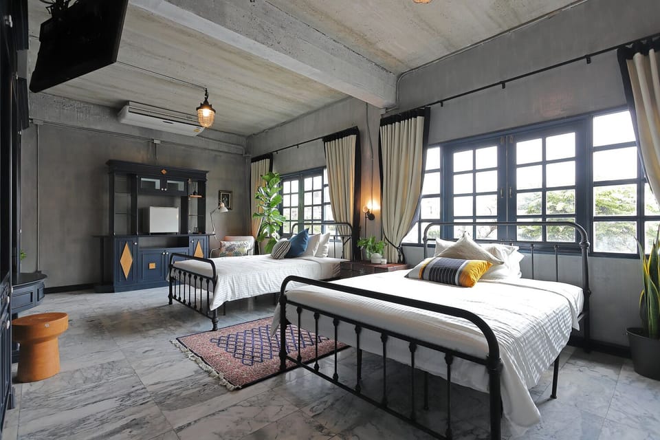 Deluxe Triple Room with Bathtub | In-room safe, individually decorated, individually furnished, desk