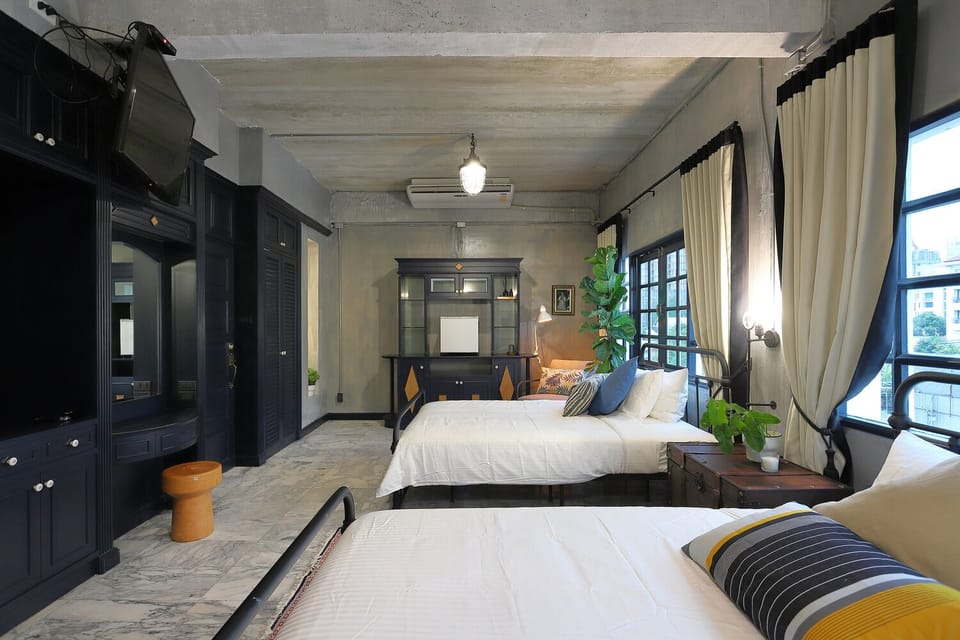 Deluxe Triple Room with Bathtub | In-room safe, individually decorated, individually furnished, desk