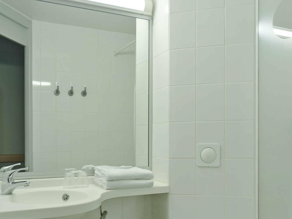 Triple Room, Multiple Beds | Desk, free WiFi, bed sheets