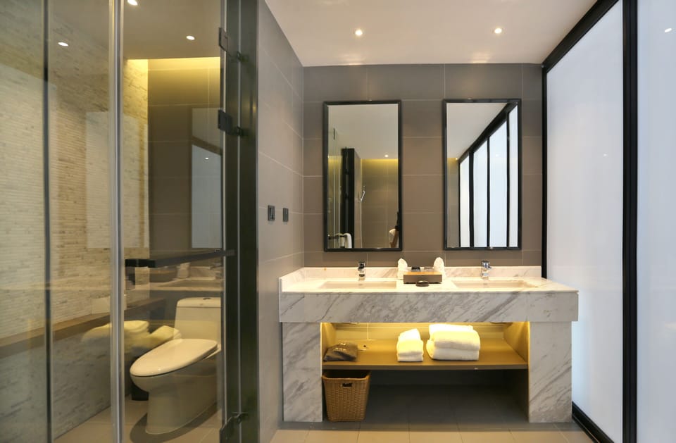 Executive Room, 2 Twin Beds | Bathroom | Free toiletries, hair dryer, bidet, towels