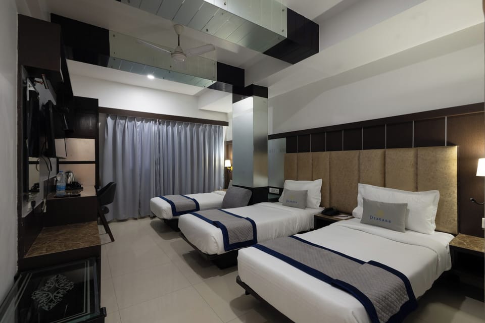 Family Room | In-room safe, desk, WiFi (free), bed sheets