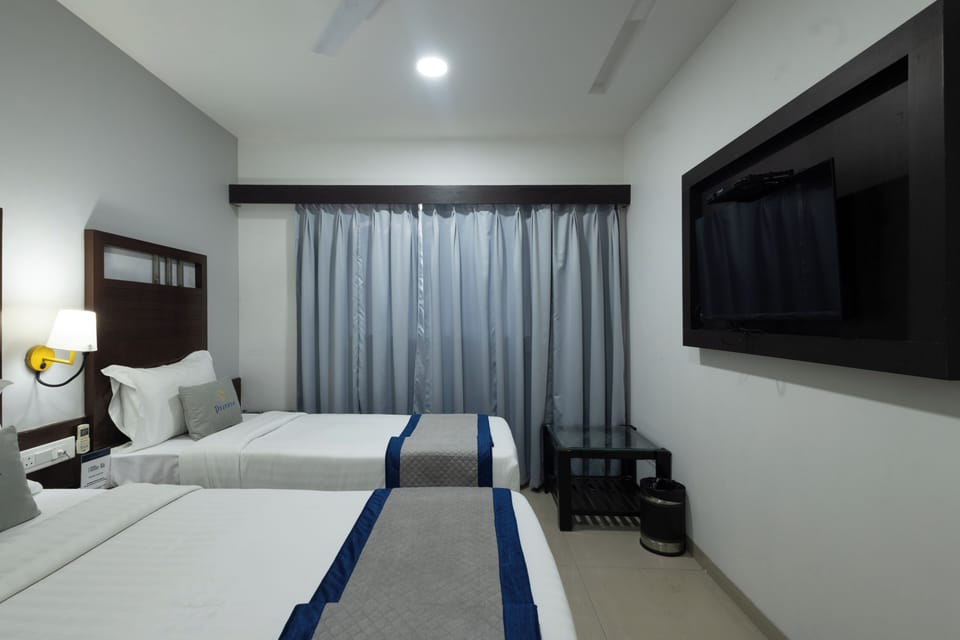 Premium Room | In-room safe, desk, WiFi (free), bed sheets