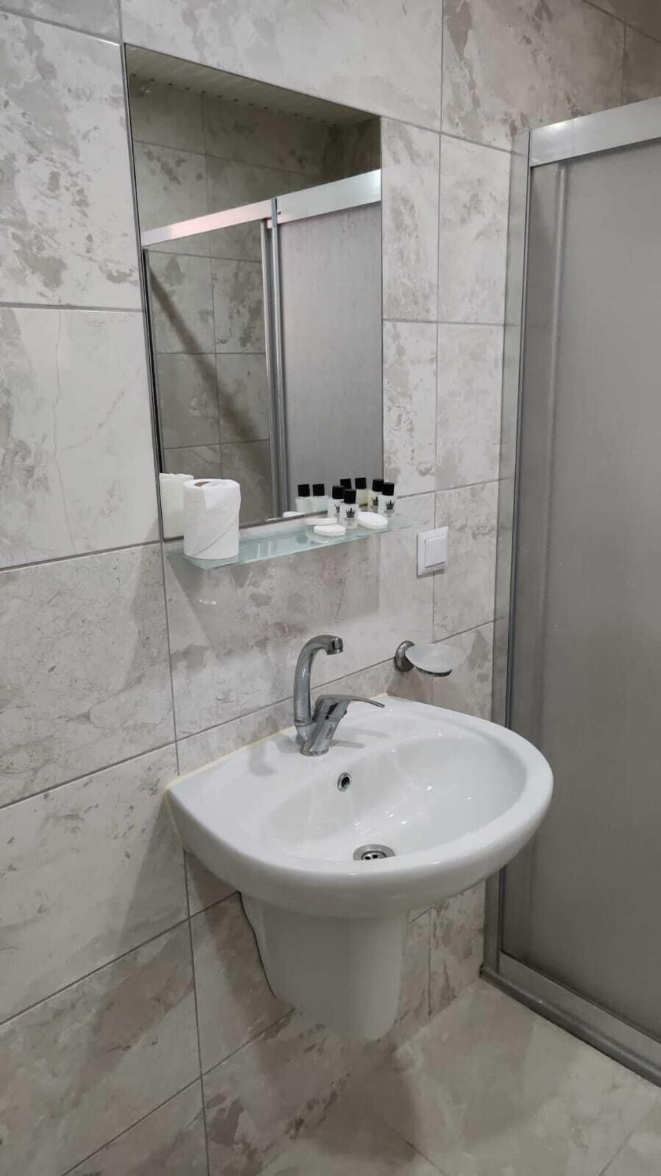 Family Apartment | Bathroom | Shower, hydromassage showerhead, free toiletries, hair dryer