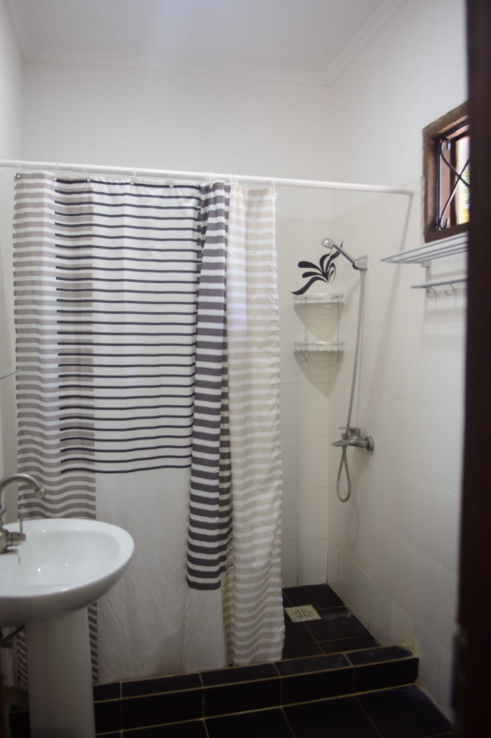 Deluxe Triple Room | Bathroom shower