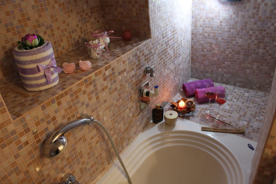 Double Room | Bathroom | Rainfall showerhead, free toiletries, hair dryer, bidet